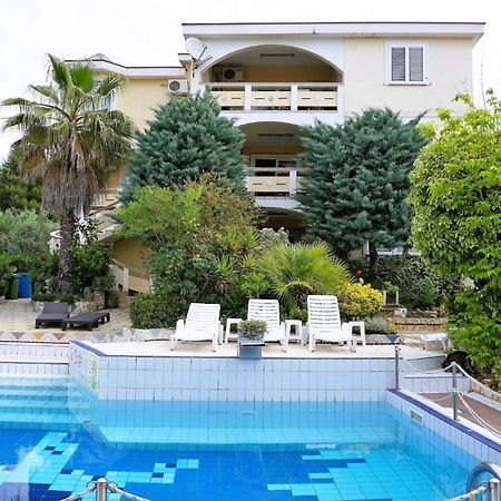 Villa Latina With 6 Apartments And A Shared Pool Vir Eksteriør billede