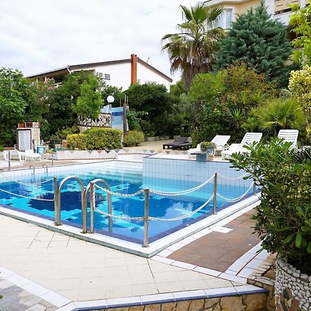 Villa Latina With 6 Apartments And A Shared Pool Vir Eksteriør billede