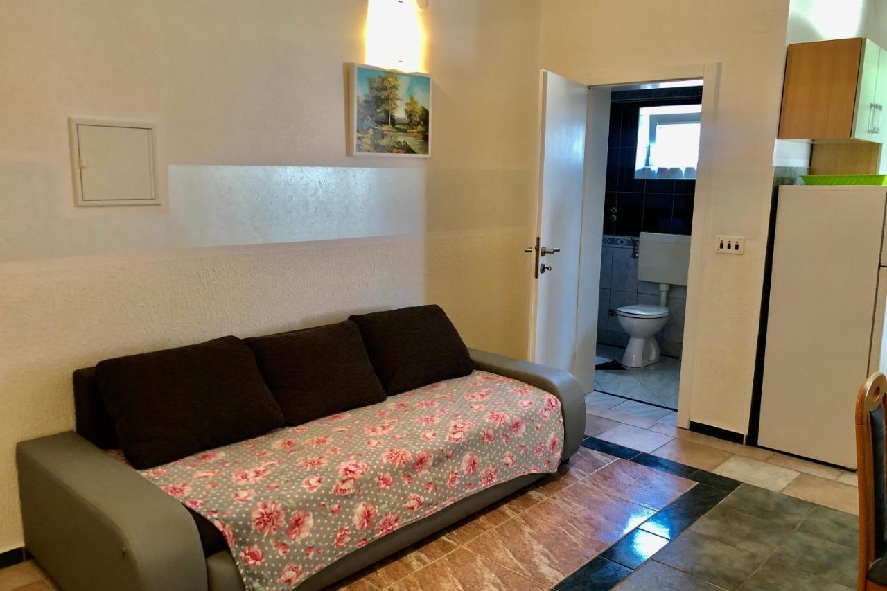 Villa Latina With 6 Apartments And A Shared Pool Vir Eksteriør billede