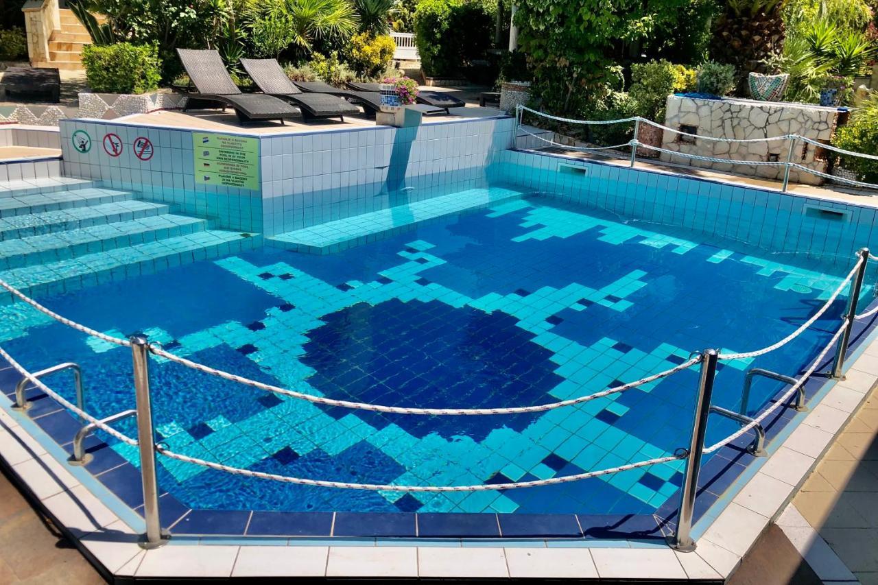 Villa Latina With 6 Apartments And A Shared Pool Vir Eksteriør billede
