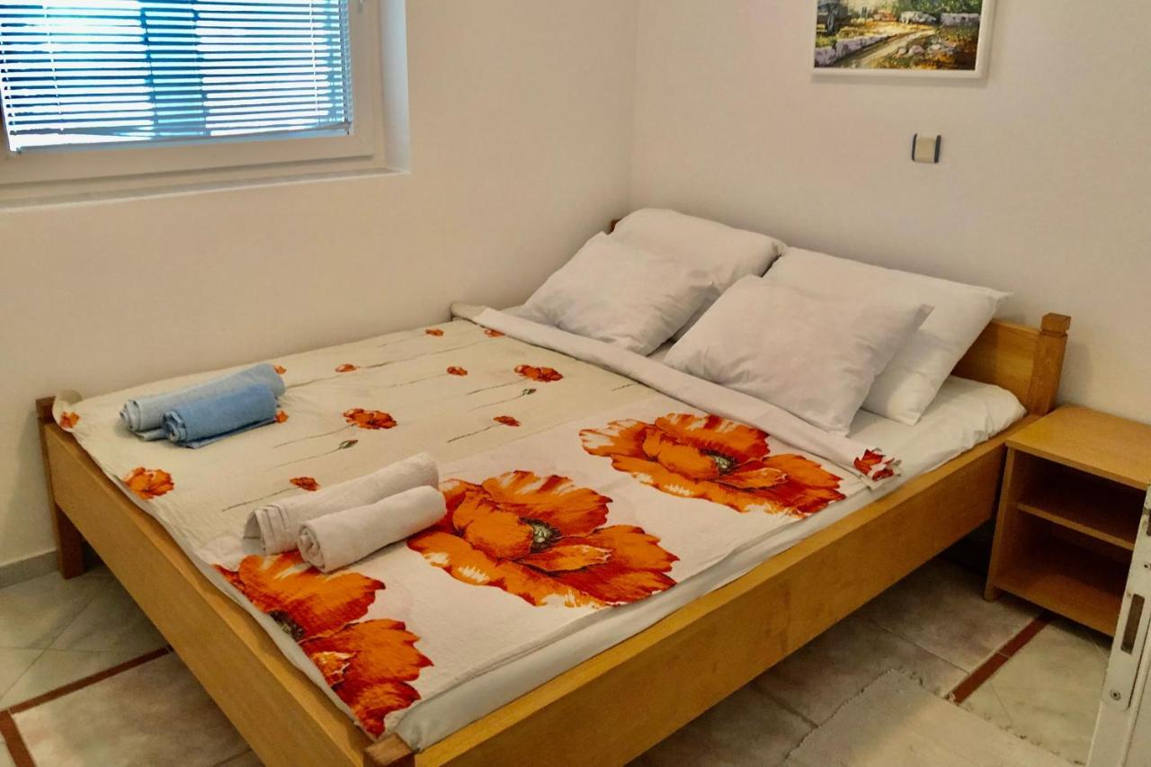 Villa Latina With 6 Apartments And A Shared Pool Vir Eksteriør billede