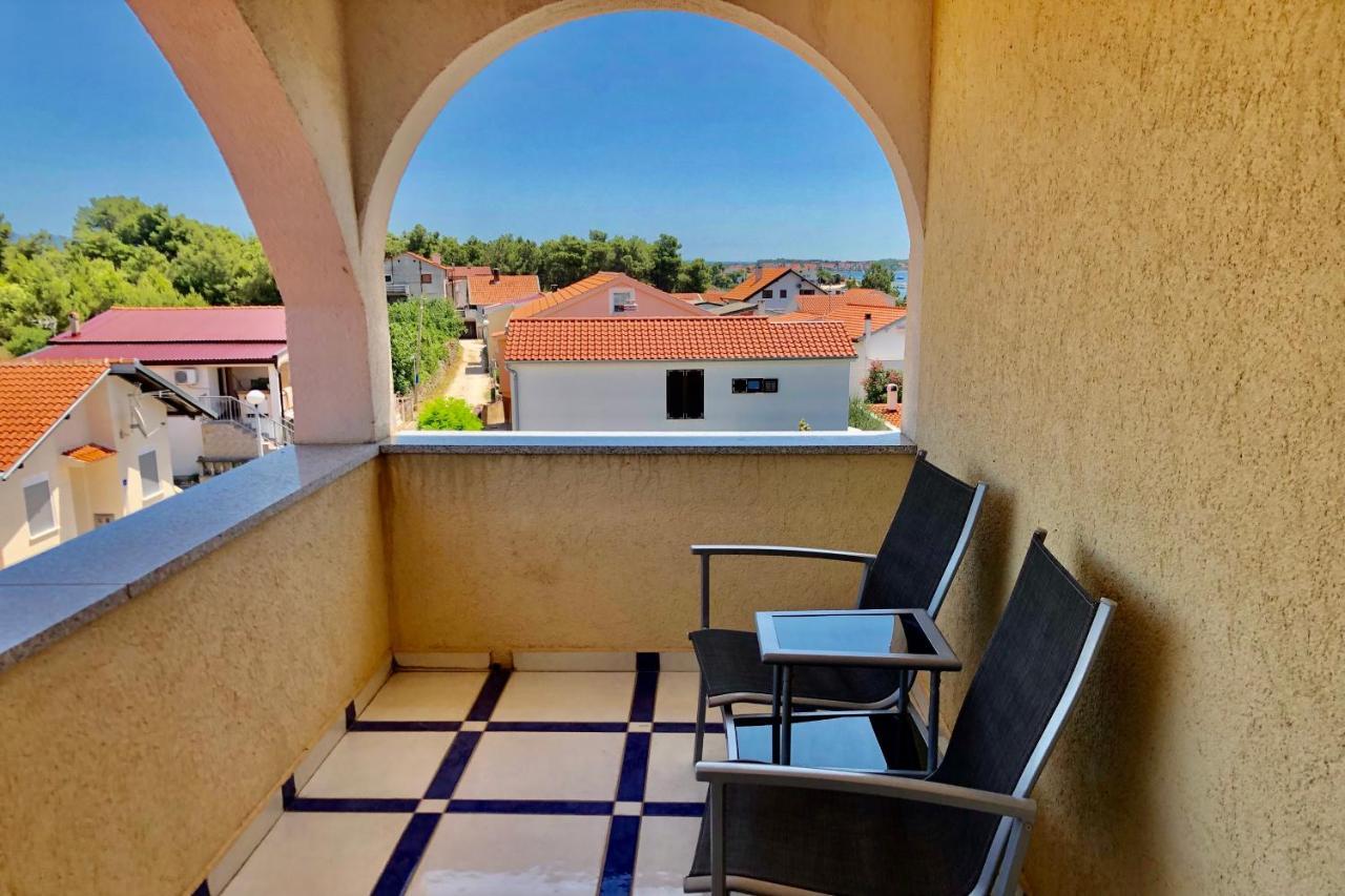 Villa Latina With 6 Apartments And A Shared Pool Vir Eksteriør billede