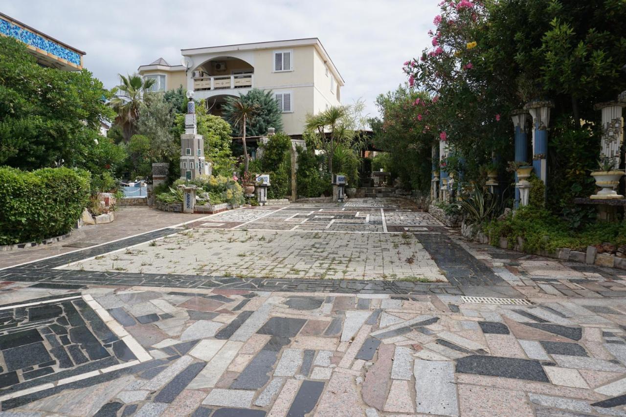 Villa Latina With 6 Apartments And A Shared Pool Vir Eksteriør billede