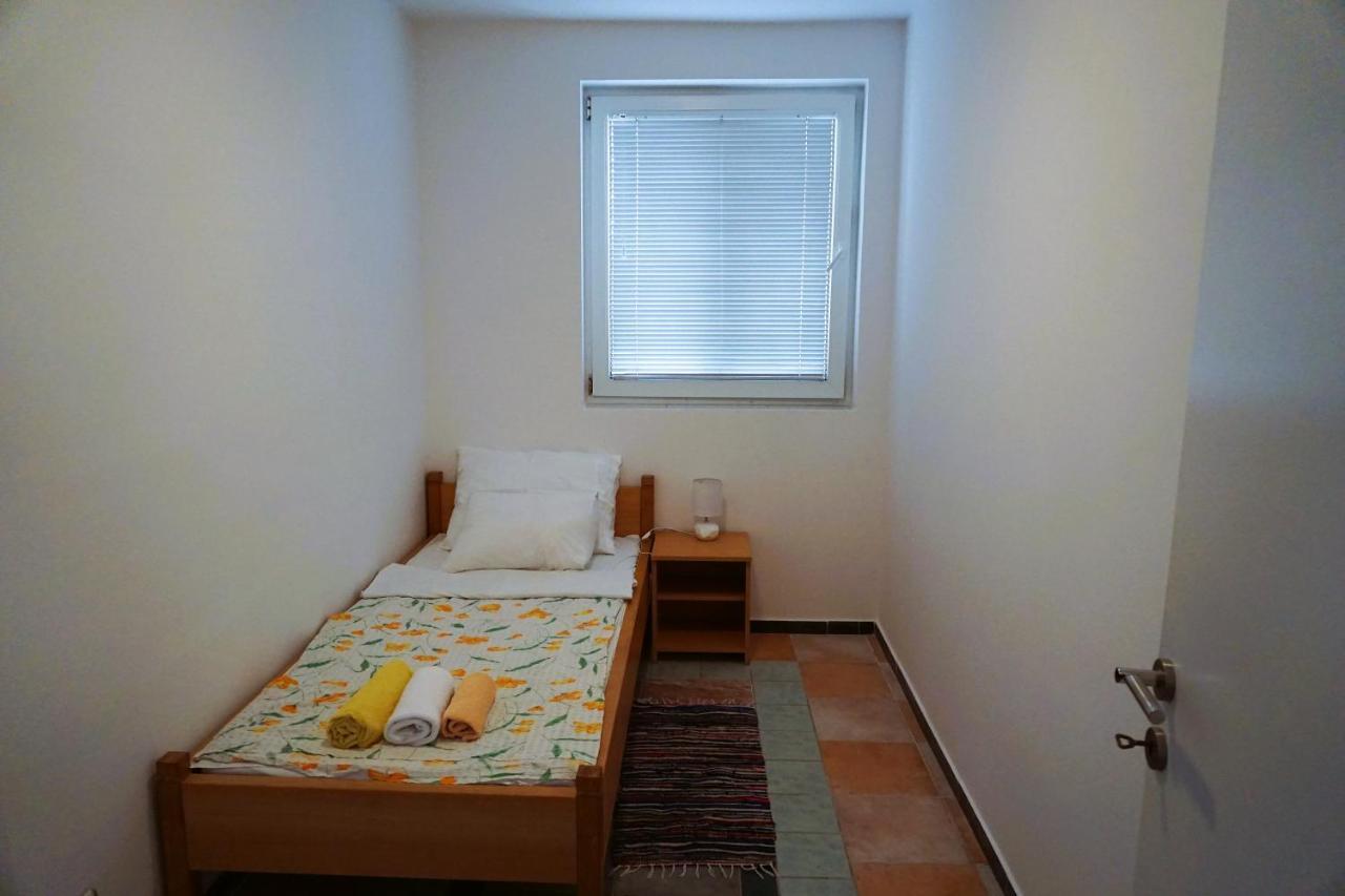 Villa Latina With 6 Apartments And A Shared Pool Vir Eksteriør billede