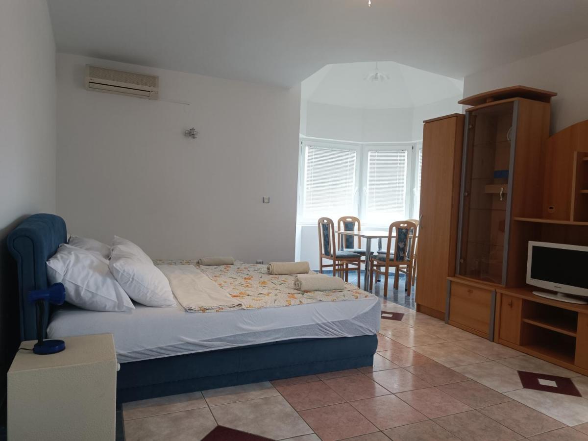 Villa Latina With 6 Apartments And A Shared Pool Vir Eksteriør billede