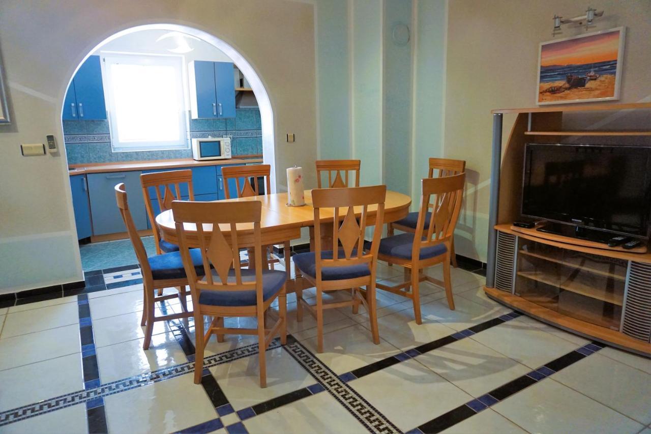 Villa Latina With 6 Apartments And A Shared Pool Vir Eksteriør billede