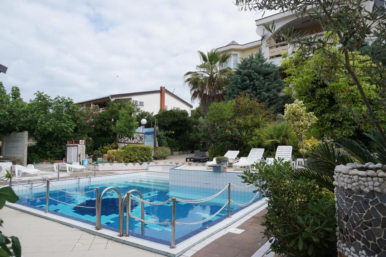 Villa Latina With 6 Apartments And A Shared Pool Vir Eksteriør billede