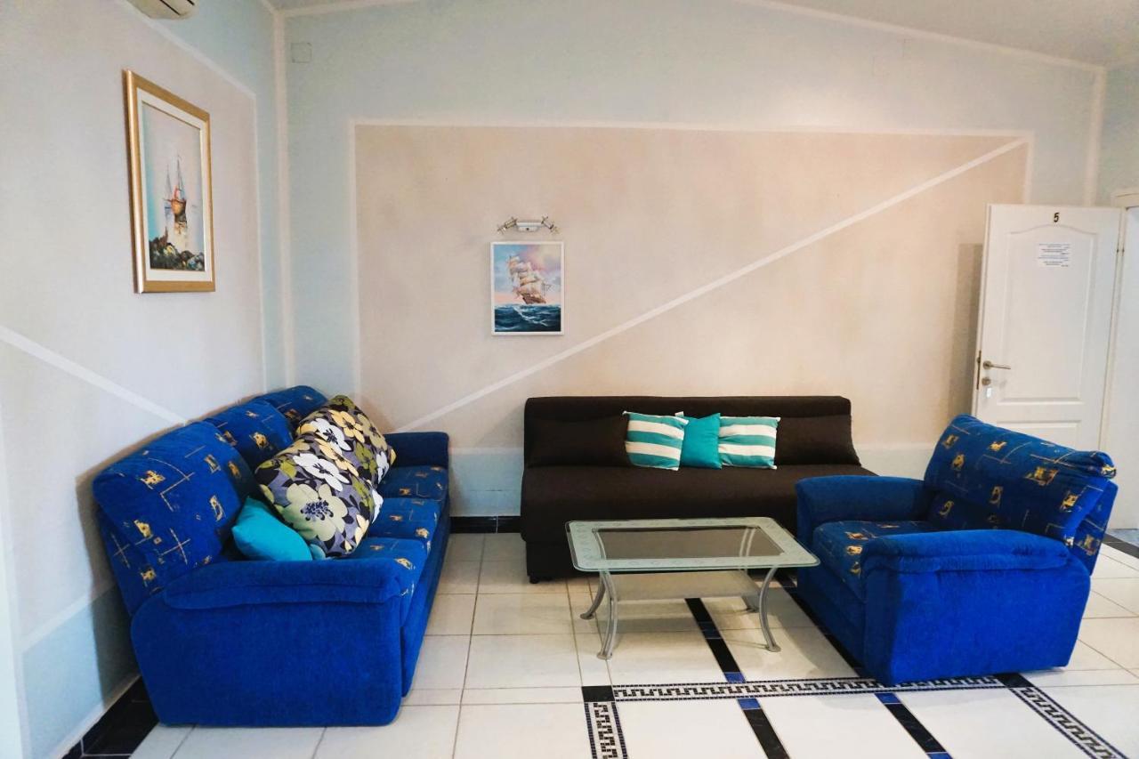 Villa Latina With 6 Apartments And A Shared Pool Vir Eksteriør billede