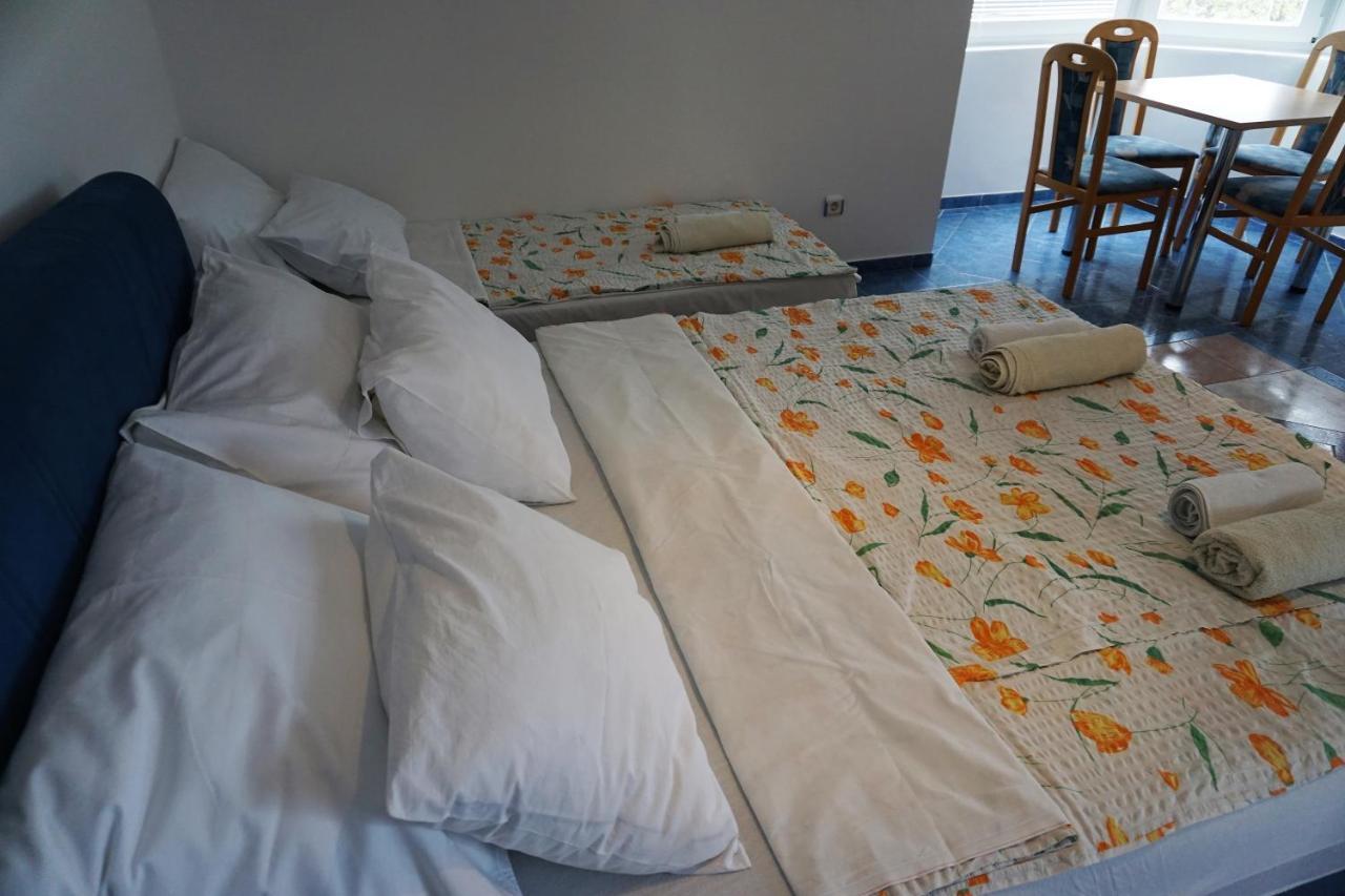 Villa Latina With 6 Apartments And A Shared Pool Vir Eksteriør billede