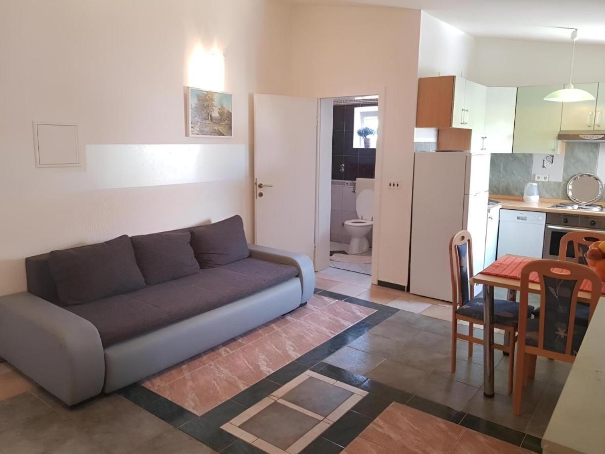 Villa Latina With 6 Apartments And A Shared Pool Vir Eksteriør billede